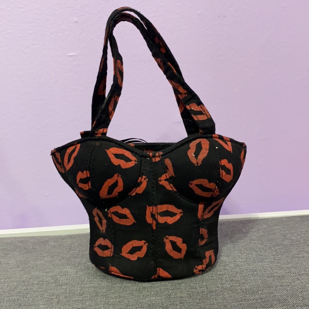 Small bustier black bag with red lipstick kisses